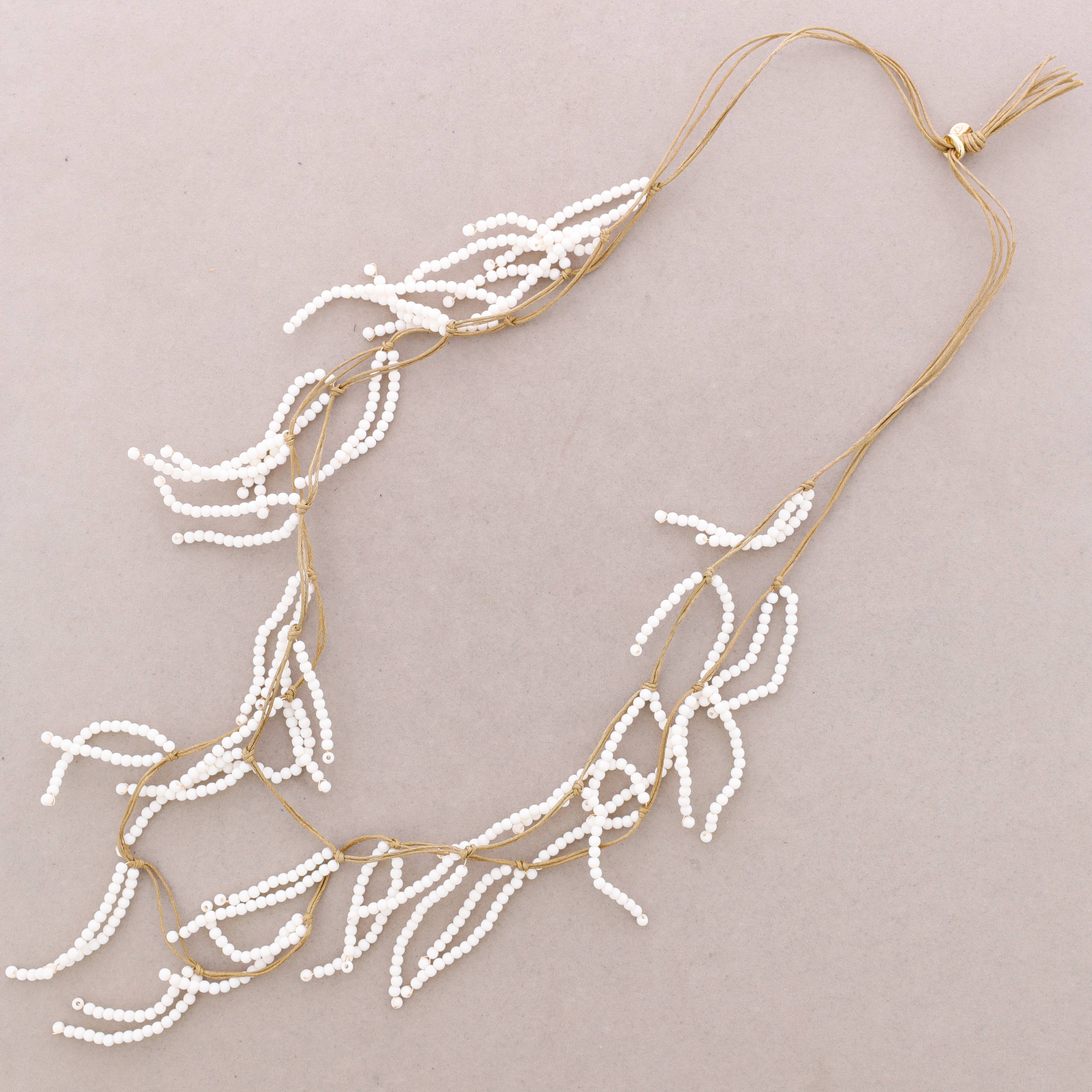 Long collier perlé en résine: Rouge