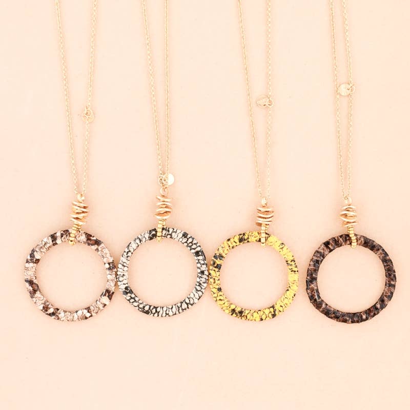 Collier long avec pendentif Piton Ring: Beige