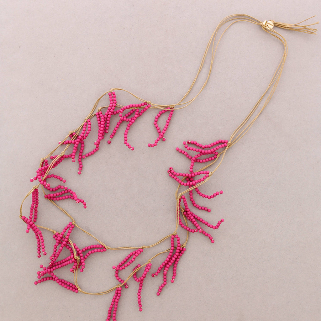 Long collier perlé en résine: Rouge