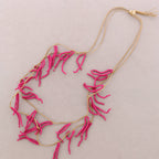 Long collier perlé en résine: Rouge