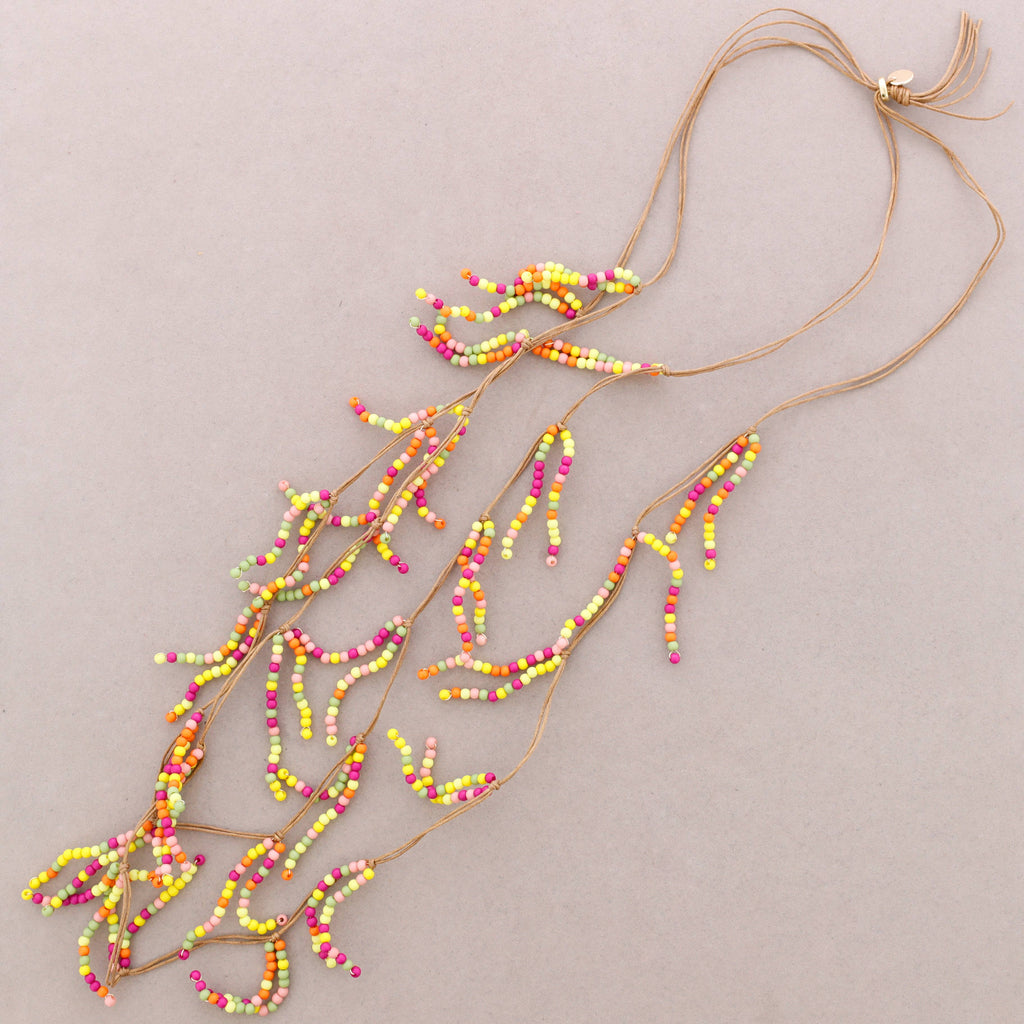 Long collier perlé en résine: Rouge