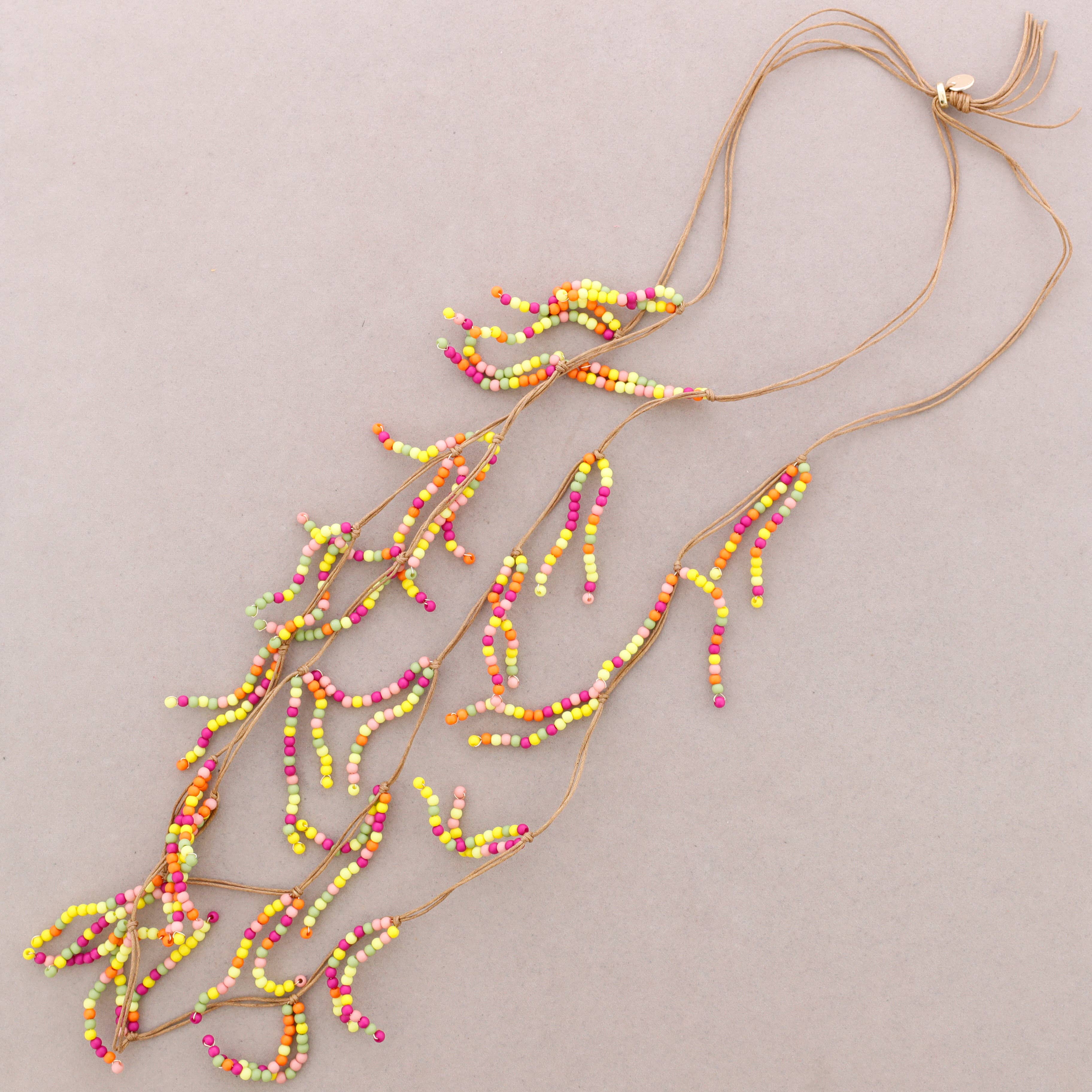 Long collier perlé en résine: Rouge