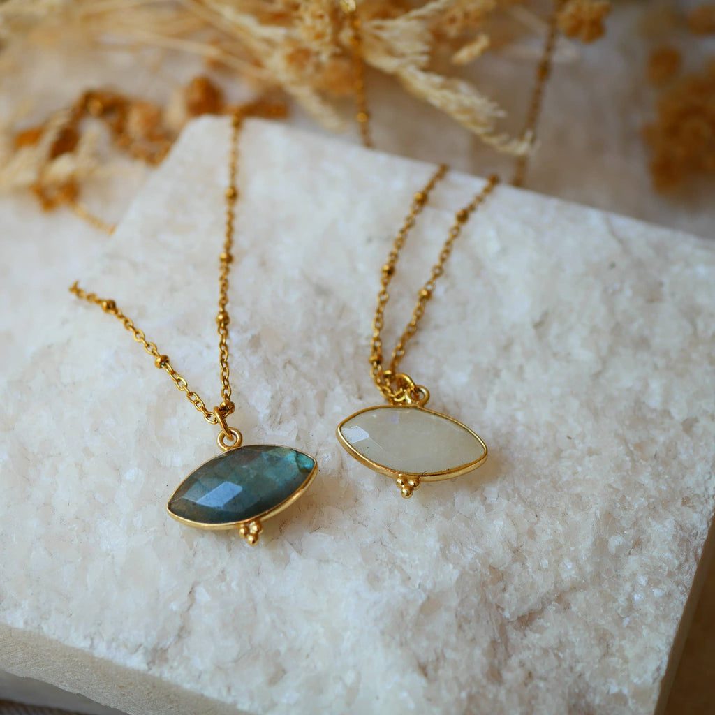 COLLIER MAHAKALI OEIL LABRADORIT OU PIERRE DE LUNE: Labradorite