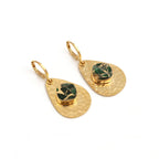 Boucles d'oreilles pendantes texturées martelées vert Mohave plaquées or