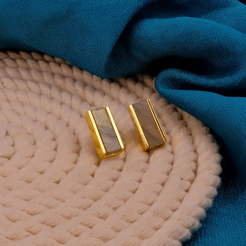 Boucles d'oreilles en forme de barre en labradorite, pierre de naissance de février.