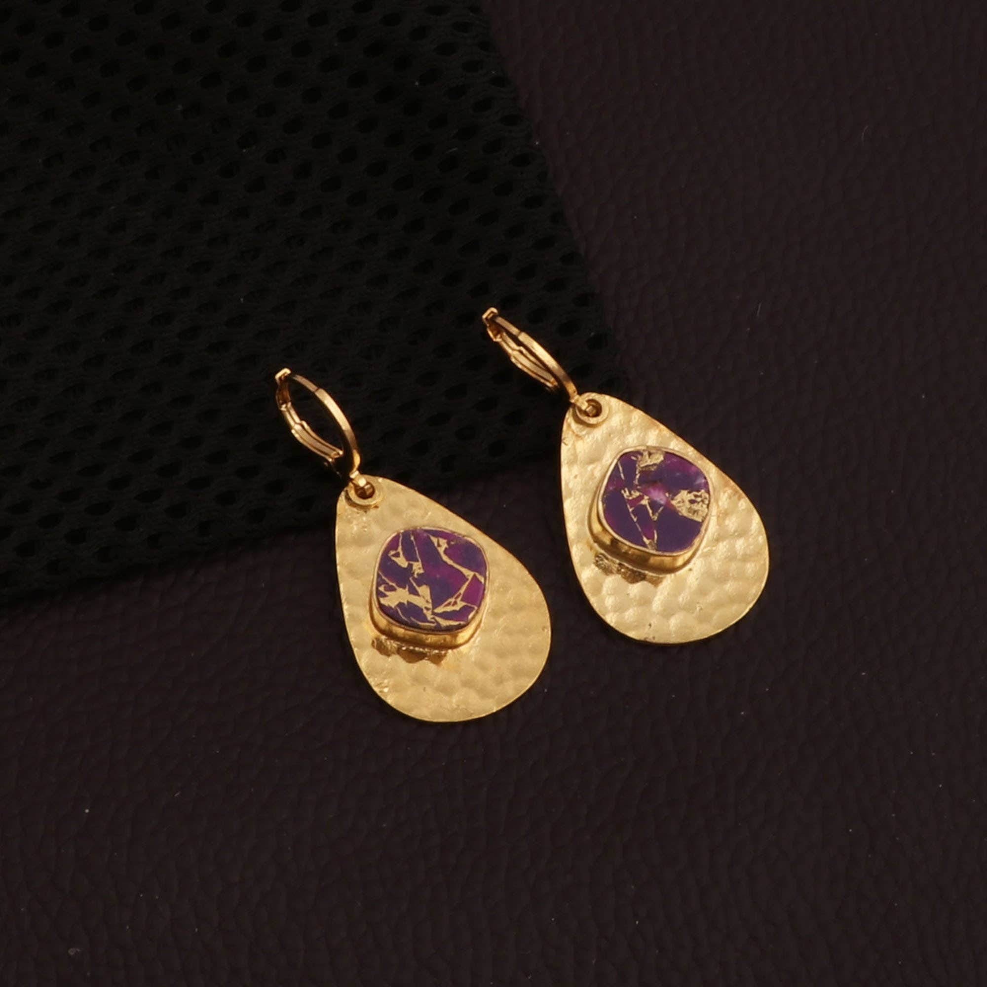 Boucles d'oreilles pendantes texturées plaquées or Mohave violettes faites à la main