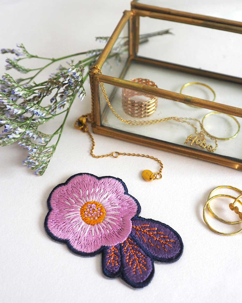 Patch brodé thermocollant motif Rose d'hiver lilas