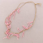 Long collier perlé en résine: Beige