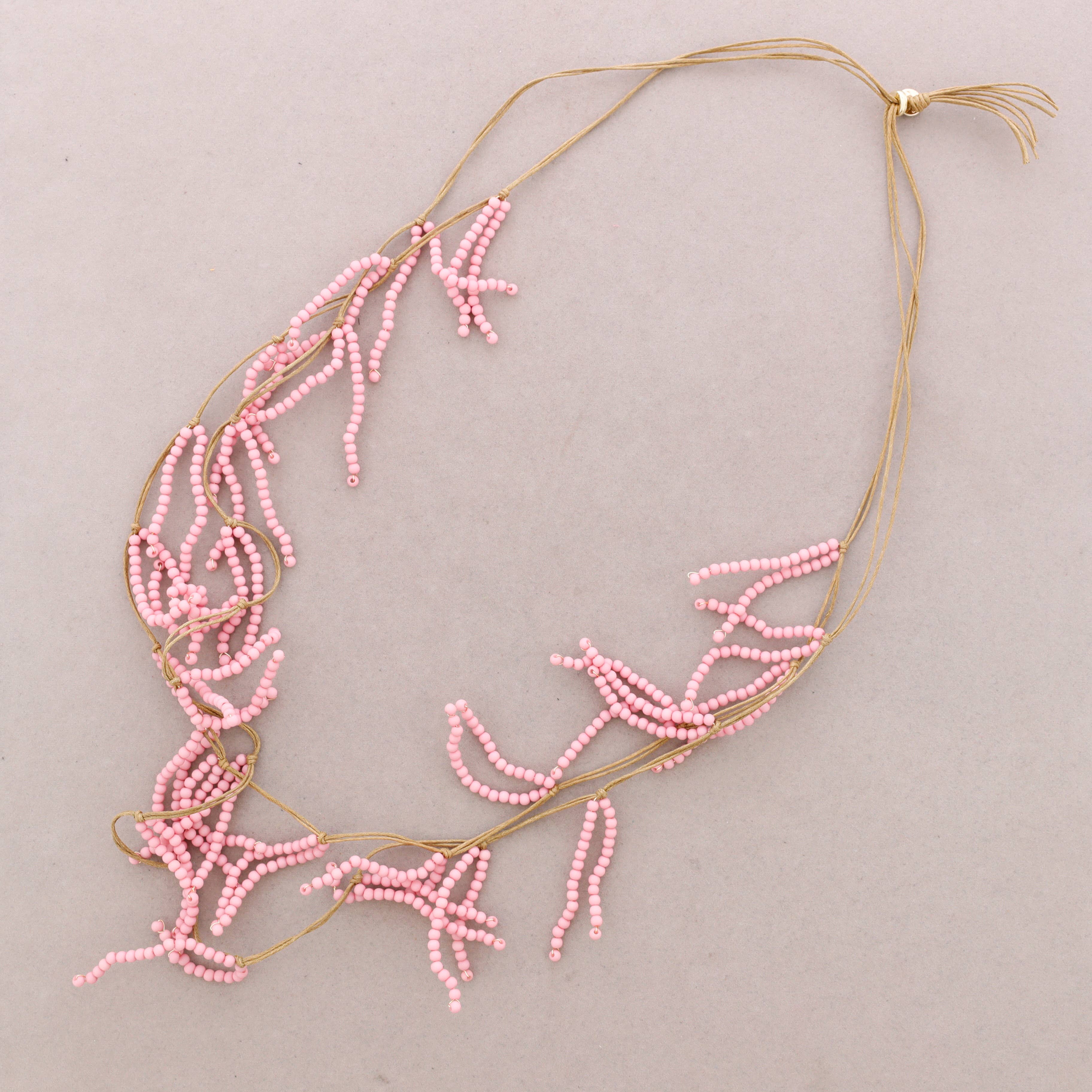 Long collier perlé en résine: Rouge